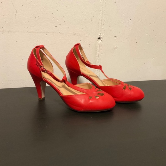 Cambridge Select Red Heels with straps - Picture 7 of 9